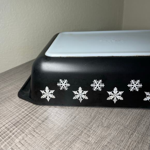 Black and White Snowflake Pyrex 575 B 2 quart Space saver - Picture 6 of 16